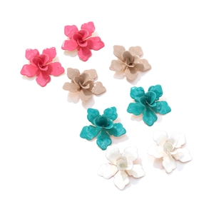 Boucles d'oreilles fleurs en émail en rose, kaki, vert et ivoire sur un fond blanc épuré