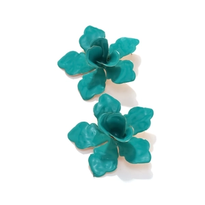 Boucles d'oreilles fleurs en émail sarcelle avec un design floral 3D métallique