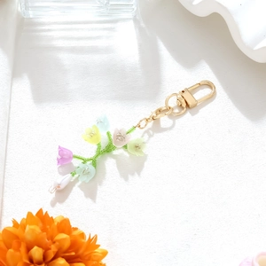 Porte-clés fait main muguet perlé avec breloques de fleurs aux couleurs macaron