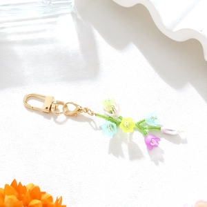 Porte-clés de fleurs perle fait main avec pétales macaron et fermoir en métal doré