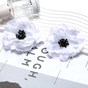 Handgefertigte Boho-Stoffblumenohrringe in Weiß mit schwarzen Kristallperlen für Damen
