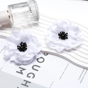 Handgefertigte weiße Stoffblumen Ohrringe mit schwarzen Kristallperlen im 3D-Lagen-Design
