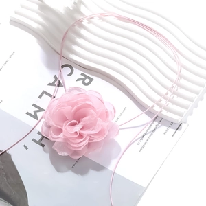 Collier ras du cou avec fleur en mousseline rose et longs rubans en soie satinée rose