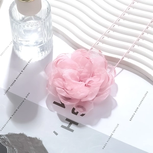 Collier avec fleur en mousseline rose superposée et cordon en tissu réglable pour femme