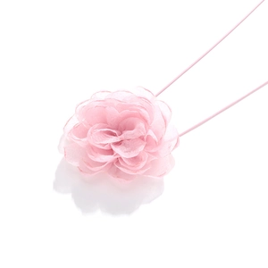 Détail d'un tour de cou fleur en mousseline rose avec pétales et cordon réglable