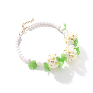 Collier bohème fait main en perles avec fleurs blanches et pendentifs feuilles vertes