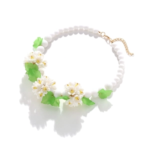 Collier bohème en perles avec grappes de fleurs blanches faites main et feuilles vertes