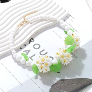 Collier de perles blanches bohème avec pendentifs marguerites faits main et feuilles vertes