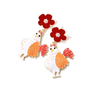Pendientes de gallo en esmalte colorido con flores rojas y perlas en fondo blanco