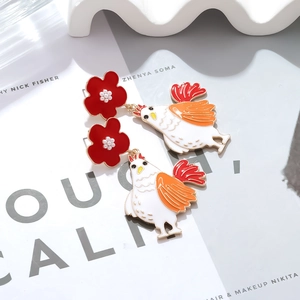 Pendientes de esmalte con flores rojas y gallos coloridos con bordes dorados