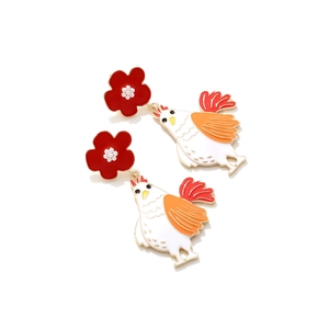 Pendientes de gallina esmaltada de colores con flores rojas y perlas blancas