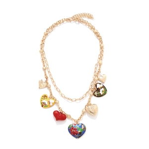 Collier double rang doré avec pendentifs cœurs en émail aux motifs d'oiseaux et fleurs