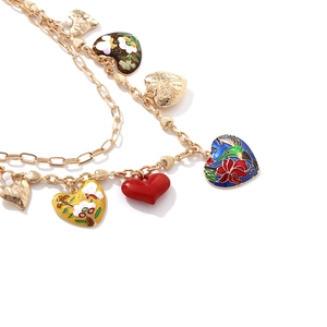 Détails du collier doré à charms cœurs avec motifs émail et colibri vintage