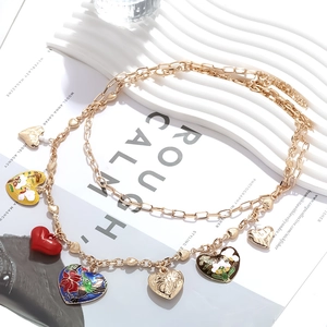Collier doré multi-rangs avec pendentifs cœurs émaillés aux motifs floraux et d'oiseaux
