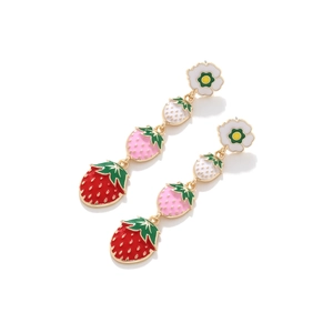 Boucles d'oreilles pendantes fleurs et fraises avec émail dégradé sur métal doré
