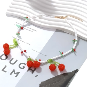 Elegante Perlenkette mit Kirsch-Anhängern, weißen Perlen und roten Beeren-Charms