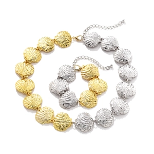 Detail of bicolored shell-shaped necklace and bracelet set in gold and silver alloy finish