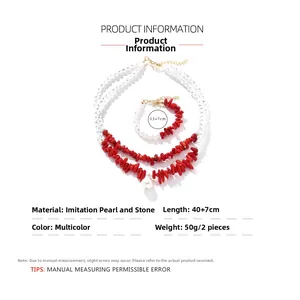 Détails du collier double rang avec éclats de pierres rouges et perles d'imitation