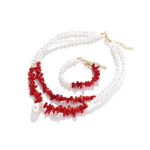 Ensemble collier multicouche et bracelet avec pierres rouges, perles et pendentif baroque