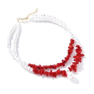 Collier double couche avec perles d'imitation blanches, corail rouge et perle baroque