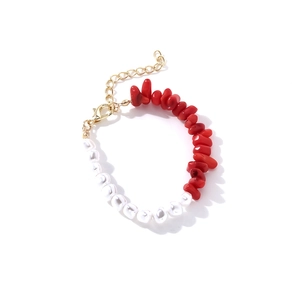 Détail du collier de perles avec pierres de corail rouge et perles blanches nacrées