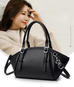 Détails du sac à main en cuir grainé noir avec des fermetures éclair argentées élégantes
