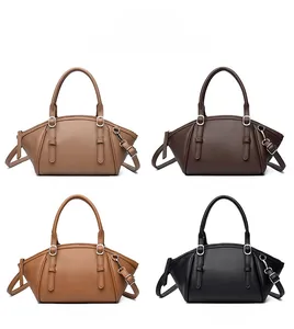 Détail de grands sacs en cuir en kaki, marron, jaune et noir avec une texture grainée