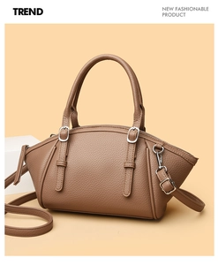 Détails d'un sac à main en cuir marron grainé avec boucles argentées et finitions