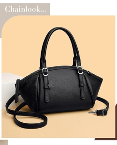 Détail du sac à main en cuir grainé noir avec boucles argentées et bandoulière amovible