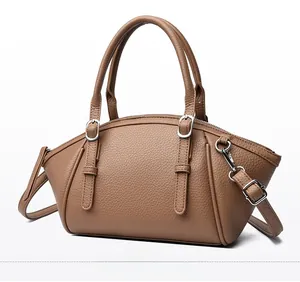 Détails du sac à main en cuir marron grainé avec ferrures argentées et bandoulière