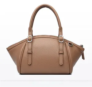 Vue arrière du sac cabas en cuir marron grainé avec détails de boucles argentées et anses