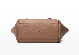 Vue détaillée du fond du sac en cuir marron grainé avec des coutures renforcées