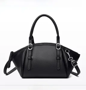Vue frontale du sac seau en cuir noir à grain de litchi avec boucles et doubles poignées