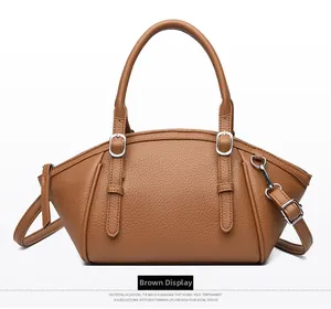 Détails du sac à main en cuir jaune avec boucles métalliques et poignée arrondie
