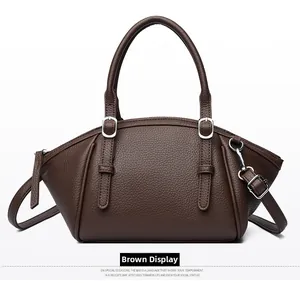 Détail du sac cabas en cuir marron foncé avec texture litchi et finitions métalliques