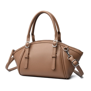 Sac seau en cuir litchi marron avec poignées et bandoulière réglable sur fond blanc
