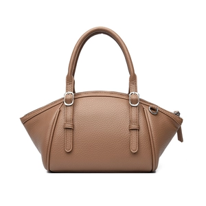 Sac seau minimaliste en cuir grainé marron avec boucles argentées et doubles anses