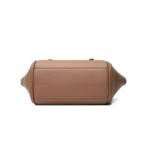 Vue du fond d'un sac à main en cuir marron grainé avec des coutures de renfort précises