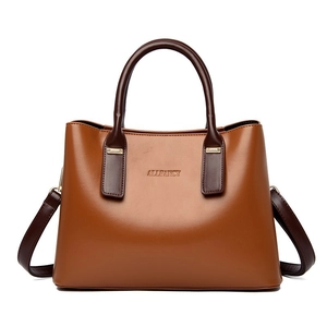 Dettaglio della borsa Allfancy in pelle marrone con fibbia in metallo e logo centrale