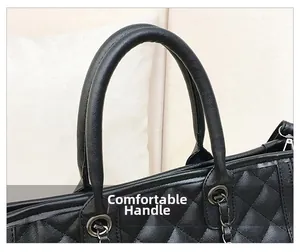Détail de la poignée ronde et de la texture matelassée sur le sac en cuir noir