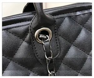 Détail de la chaîne en métal gris foncé et de la texture en cuir matelassé du sac à main