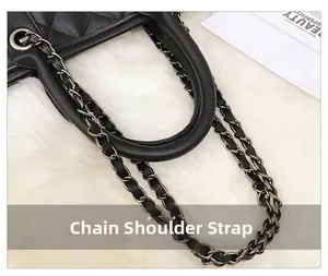 Détail du sac à main en cuir matelassé noir avec bandoulière en chaîne et poignée