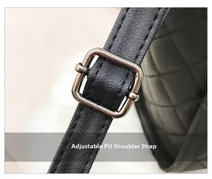 Détail de la bandoulière réglable en cuir PU avec boucle argentée et surpiqûres