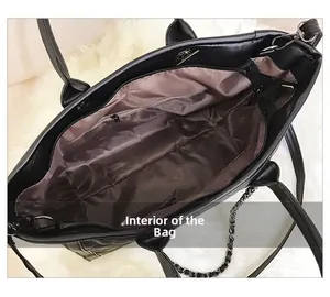 Vue intérieure du sac cabas matelassé noir avec doublure brune et poche zippée