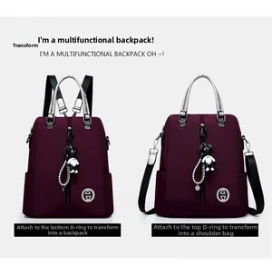 Détails du sac à dos en nylon violet avec poignées argentées et charme d'ours