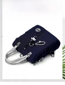 Sac à dos en toile bleu foncé avec poignées en métal argenté et pendentif panda