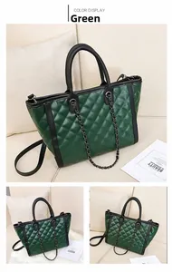 Détail du grand sac cabas matelassé vert avec chaîne noire et poignées en similicuir