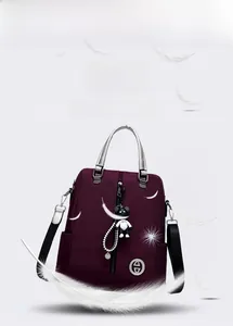 Détail sac à dos oxford violet avec poignée argentée, charm panda et plumes légères