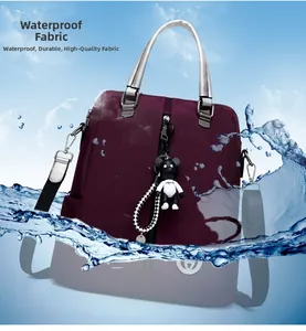 Détail du sac à dos en nylon imperméable montrant des éclaboussures sur le tissu résistant