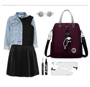 Mise en page de mode montrant un sac à dos en nylon violet avec un charm d'ours mignon